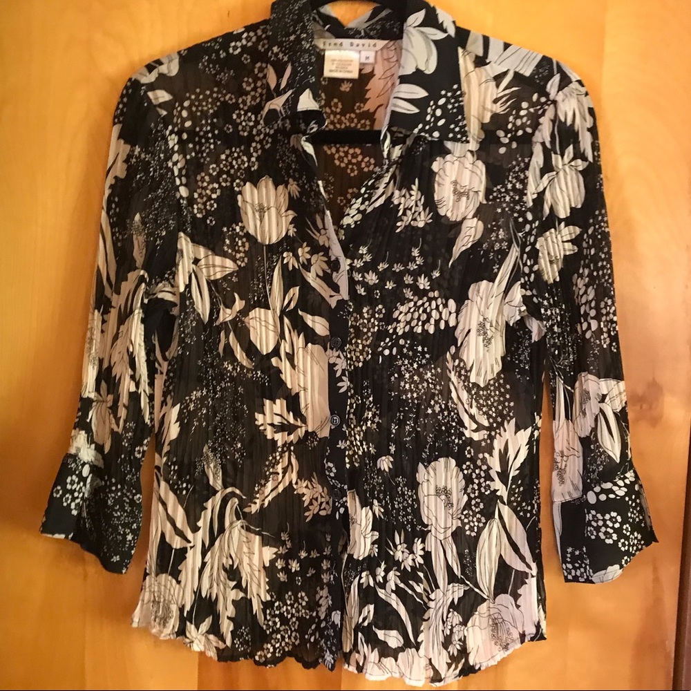 Floral Semi-sheer V-neck Pleat Button